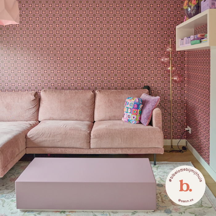 Behang Porto purper, Wandmeubel Kyra-nude en Salontafel Tara Sering-Kokos