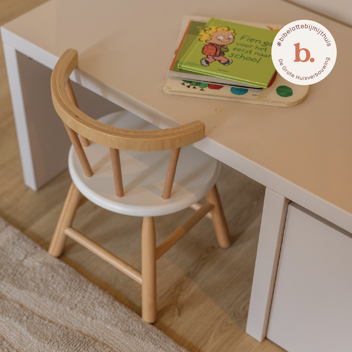 Kinderstoeltje white wash - De Grote Huisverbouwing