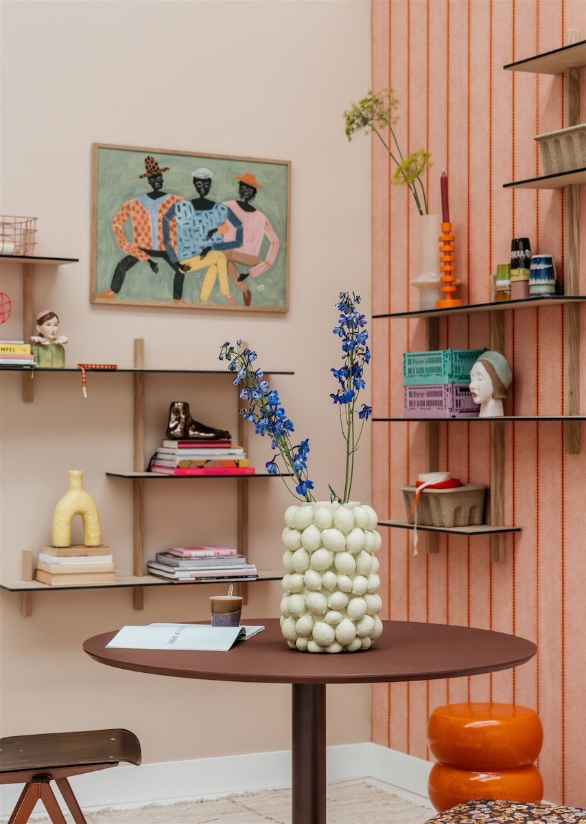 woonkamer met eikenhouten wandplanken en strepen behang