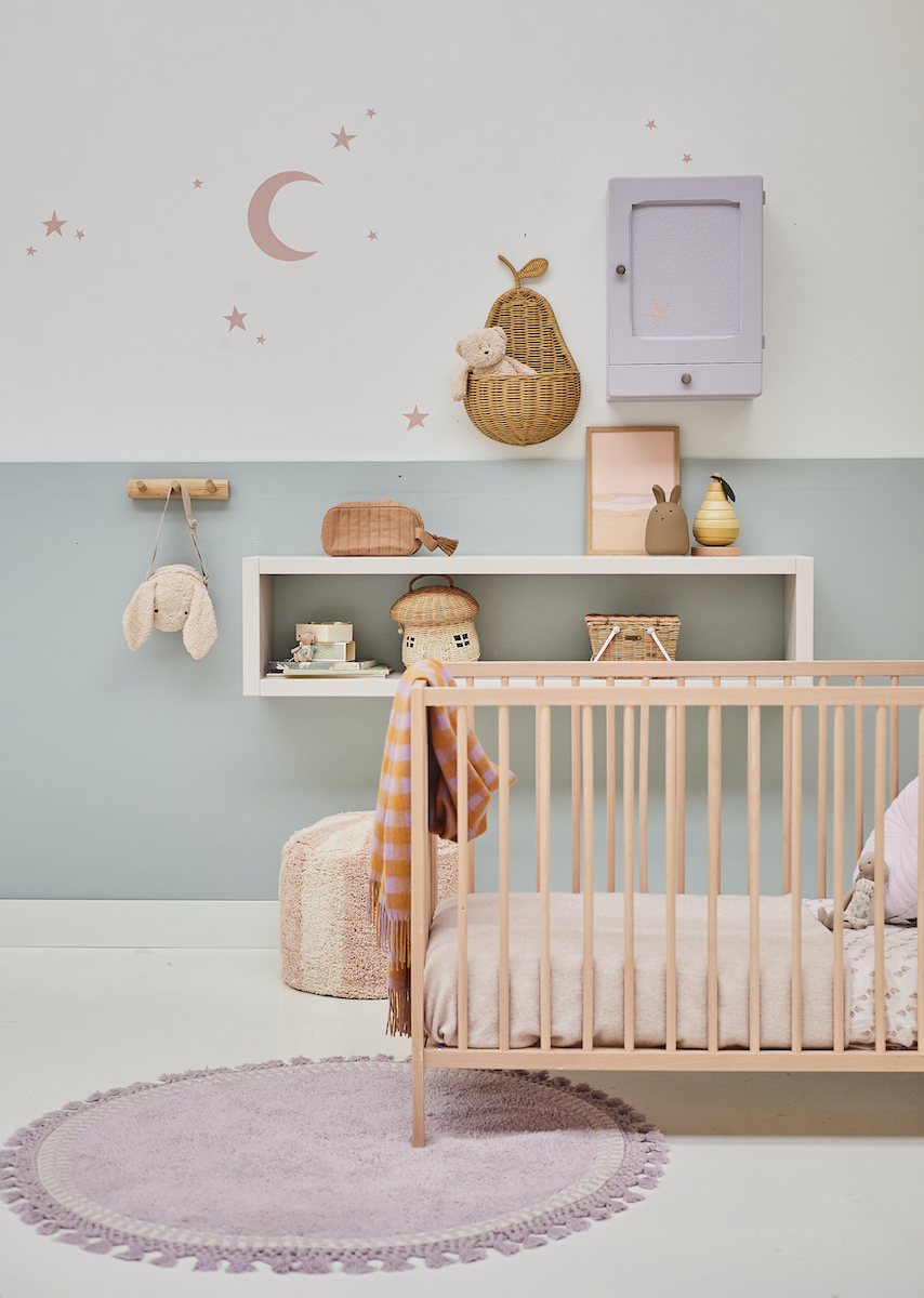 Babykamer in zachte pastel kleuren