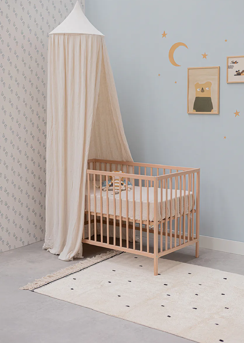 Babyamer met neutraal behang en blauwe muur