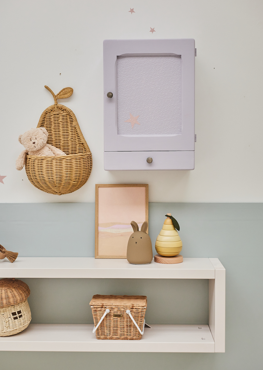 Babykamer in pastelkleuren met wandplank 