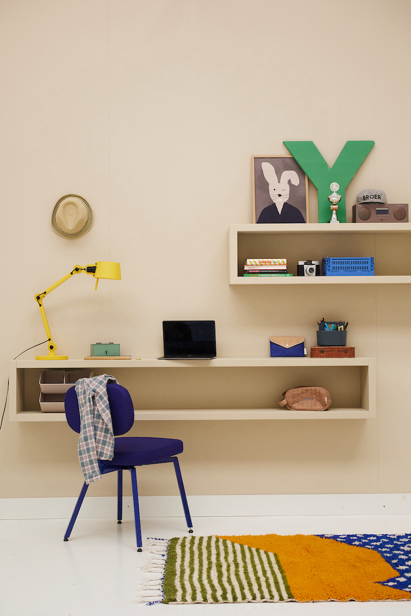 Zwevende wandplank tegen een beige muur